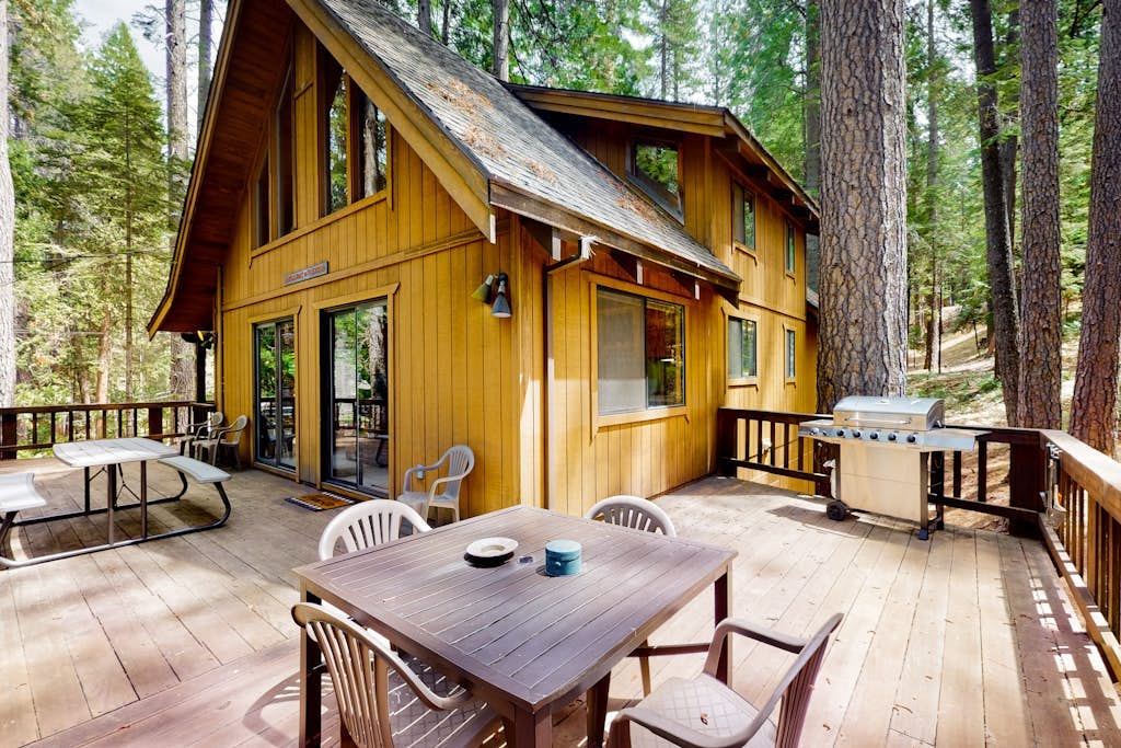 Mountain view cabin with private hot tub, fireplace, deck, & pool table