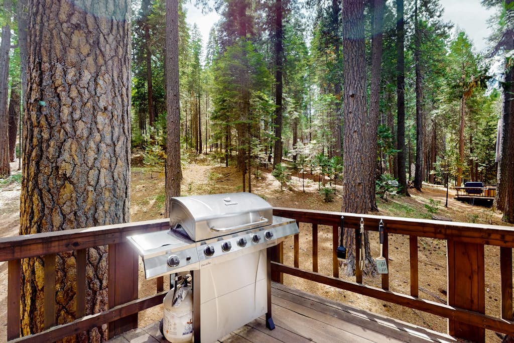 Mountain view cabin with private hot tub, fireplace, deck, & pool table