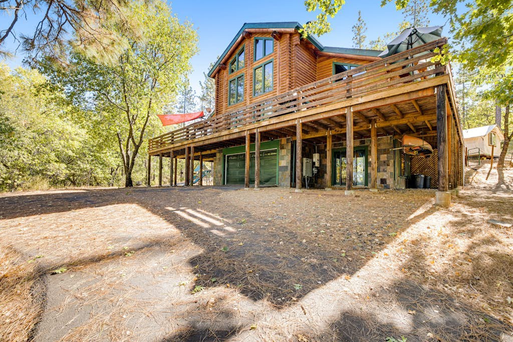 Custom Built 6BR Chalet w/Views of Trees & Wildlife, WiFi &  Large Deck