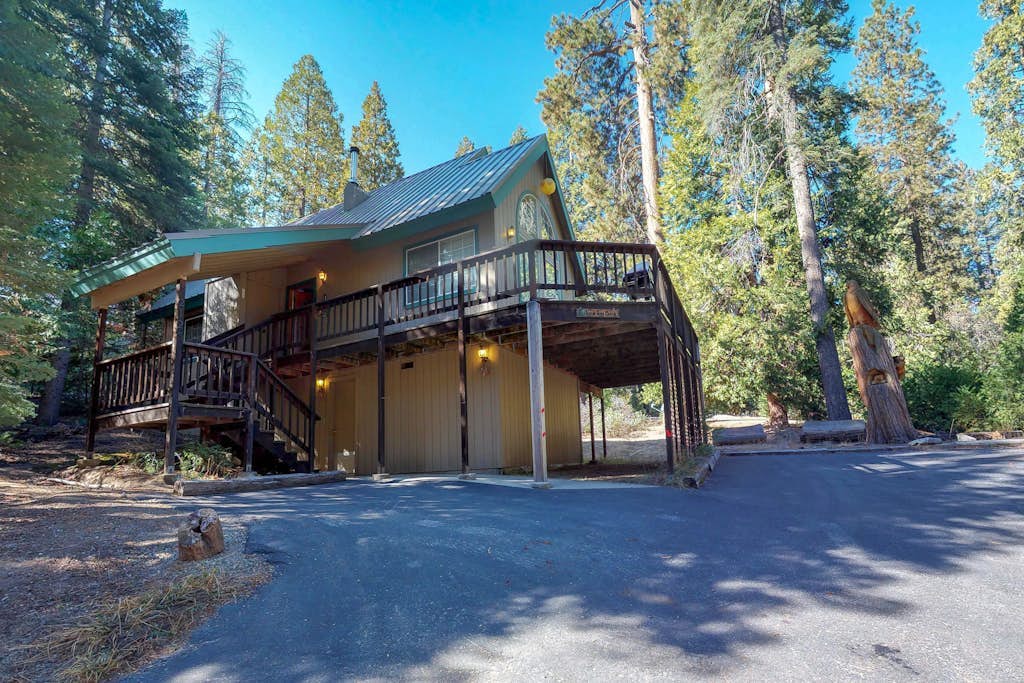 Classic Family-Friendly Home - Prime Location & Expansive Deck with Grill