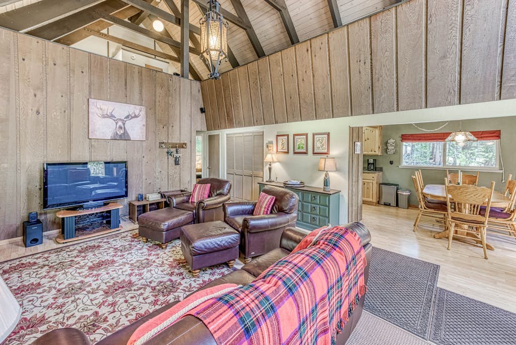 Fantastic woodsy cabin with furnished deck, gas grill, ping-pong table & WiFi