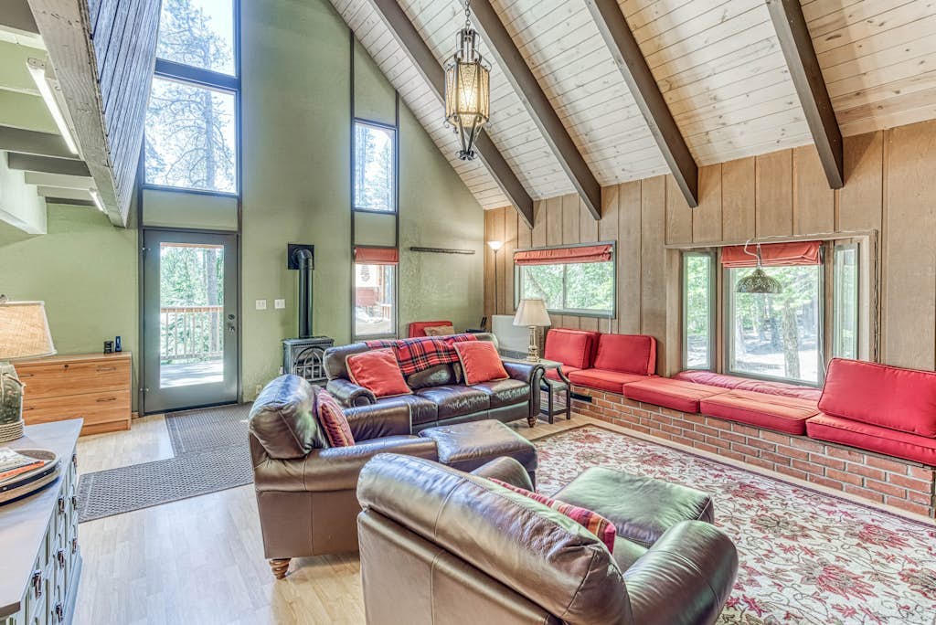 Fantastic woodsy cabin with furnished deck, gas grill, ping-pong table & WiFi