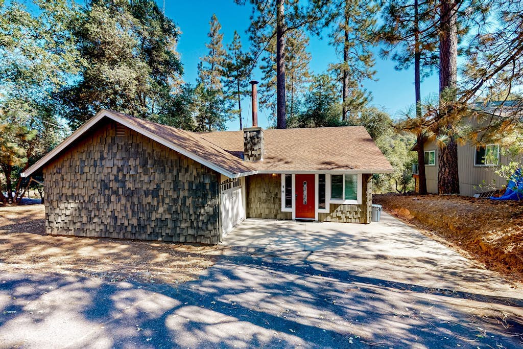 Charming, dog-friendly retreat with a fireplace, modern kitchen, & washer/dryer