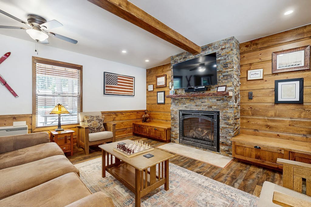 Charming East Village cabin with fireplace & wraparound deck - near skiing