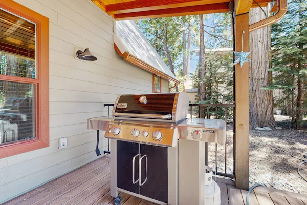 Charming East Village cabin with fireplace & wraparound deck - near skiing