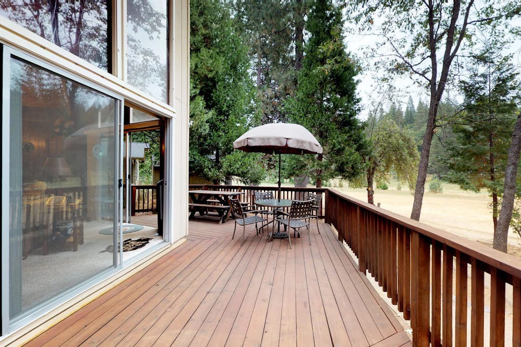 Beautiful cabin w/ big deck and wraparound deck, near hiking & skiing - dogs ok