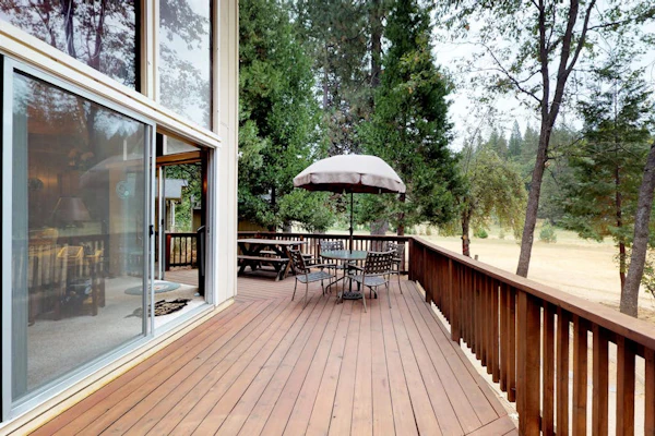 Beautiful cabin w/ big deck and wraparound deck, near hiking & skiing - dogs ok