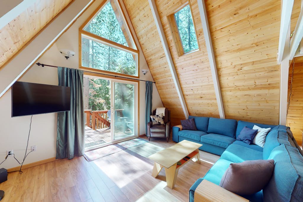 Calming, dog-friendly cabin in the woods with firepit, deck & board games