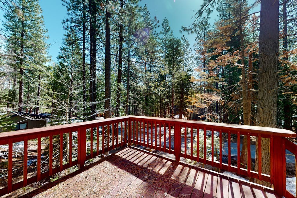 Calming, dog-friendly cabin in the woods with firepit, deck & board games