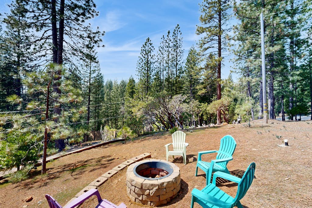 Cozy Blue Lake Springs Chalet with EV charger, AC, & Nintendo