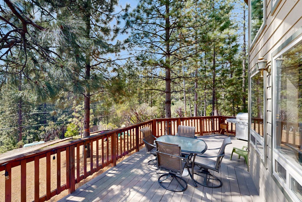 Cozy Blue Lake Springs Chalet with EV charger, AC, & Nintendo