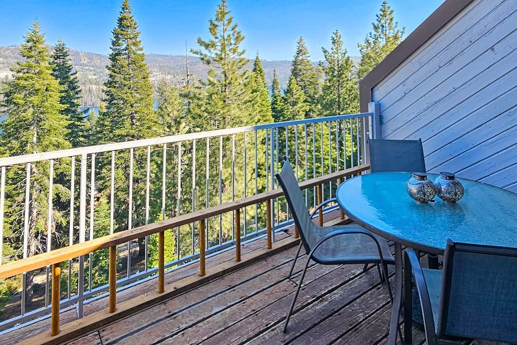 2BR Huntington Lake condo with stunning views, WiFi, 2 decks, private W/D