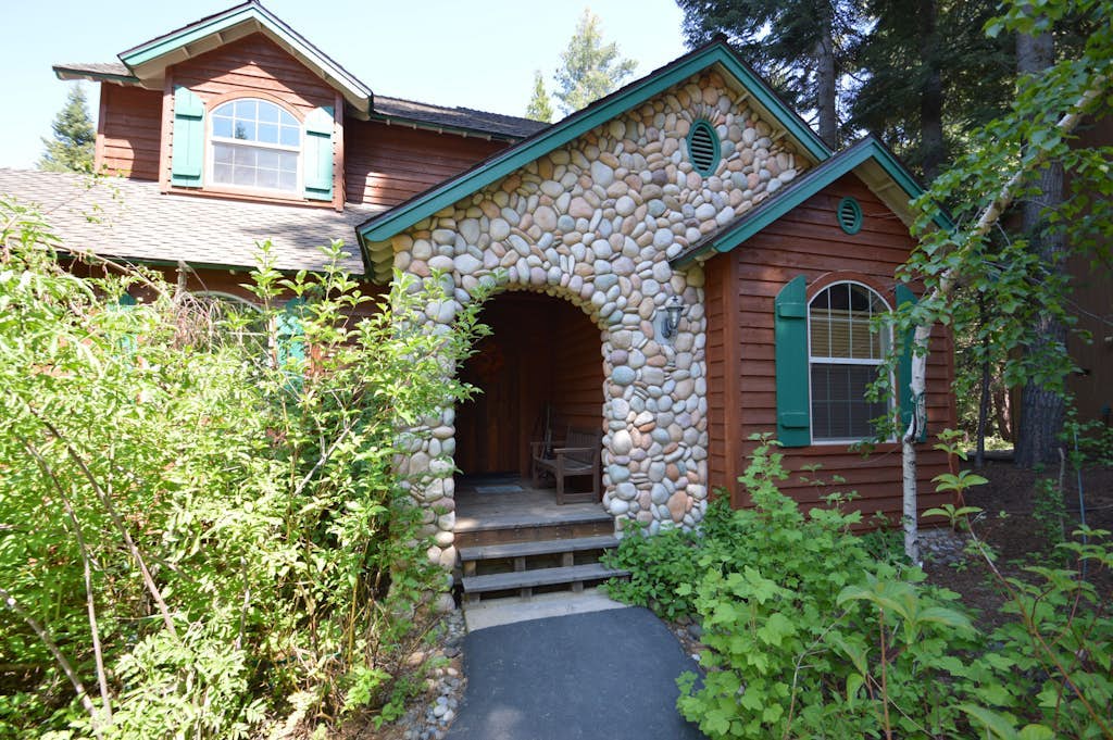 Cozy Mountain Home w/ Large Deck & Game Room - Minutes to Shaver Lake Village