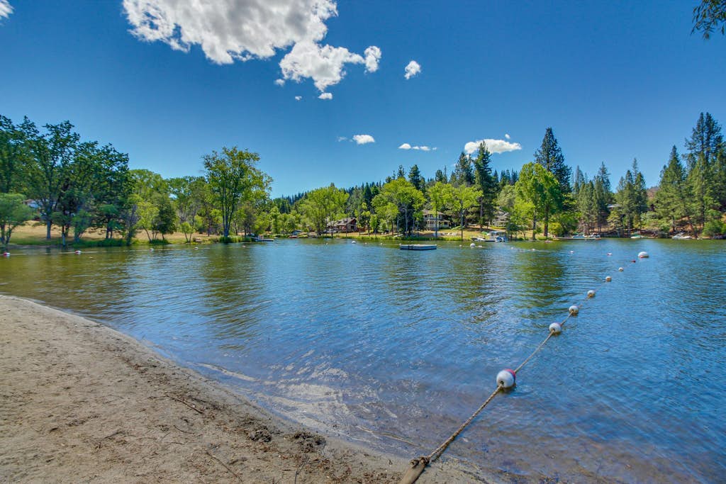 Wilderness retreat with fireplace, pool, tennis court, & on-site golf - dogs ok