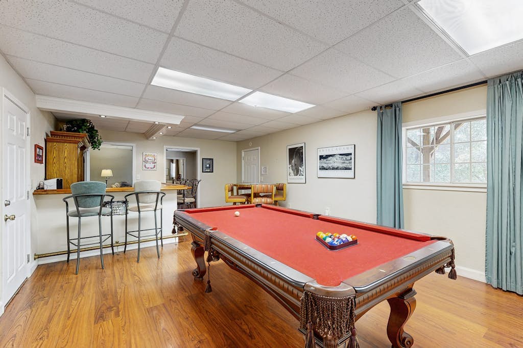 Family friendly house w/ pool table - access to a shared pool and tennis court