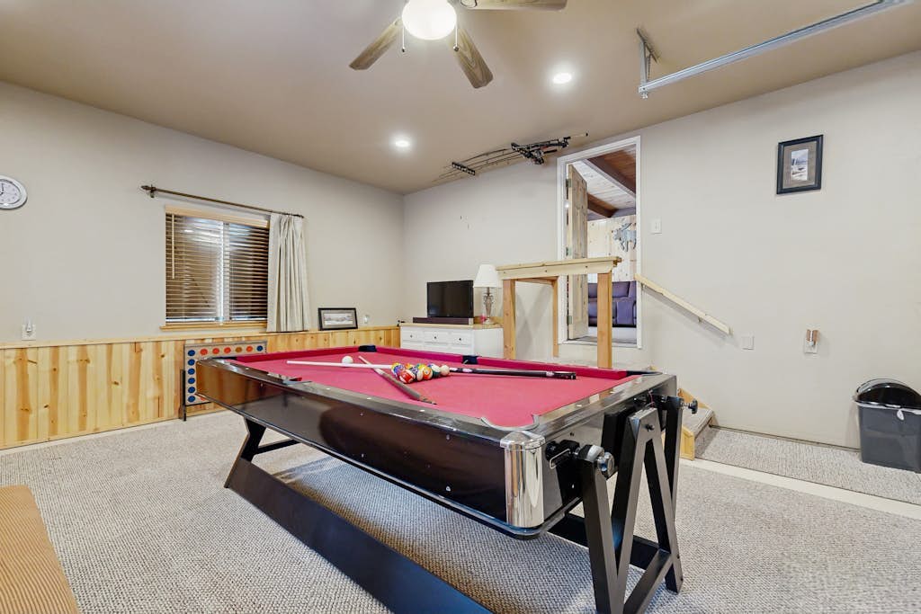 Cozy family friendly cabin with fireplace, pool table, washer & dryer and WIFI
