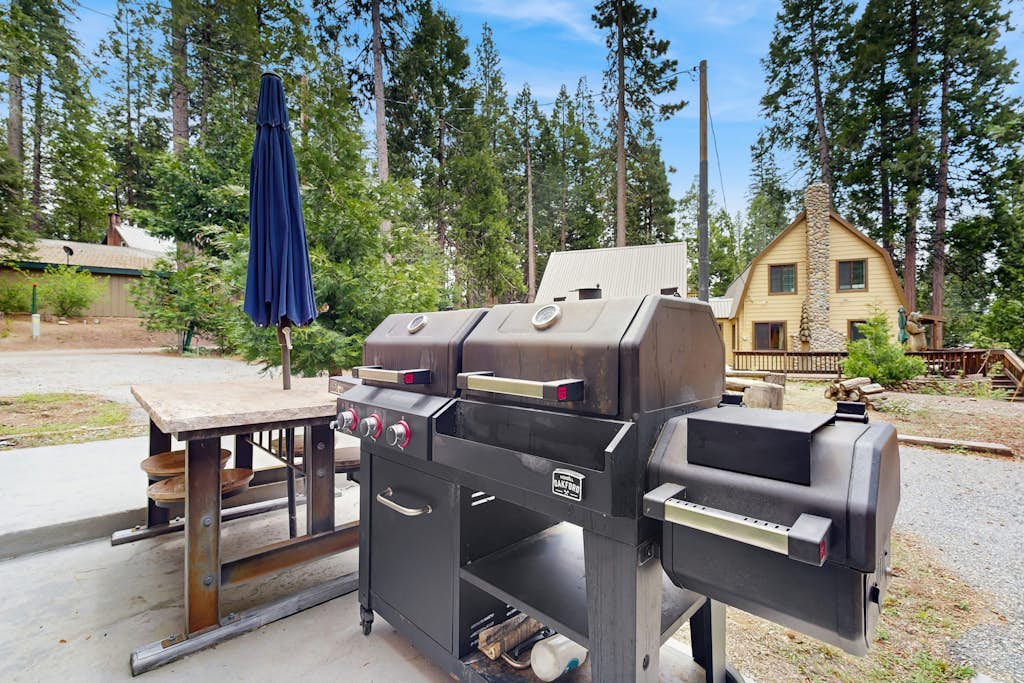 Cozy family friendly cabin with fireplace, pool table, washer & dryer and WIFI