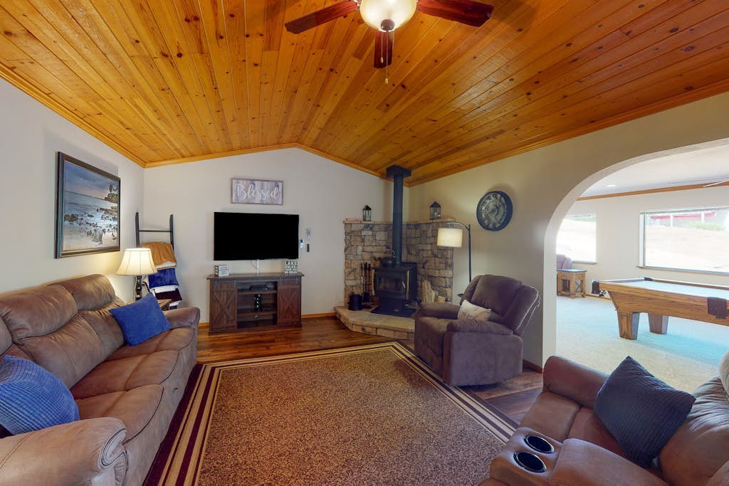 Family-Friendly Home with Lake Access & Games, Shared Pool, Near Yosemite
