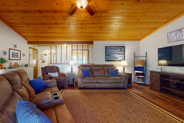 Family-Friendly Home with Lake Access & Games, Shared Pool, Near Yosemite