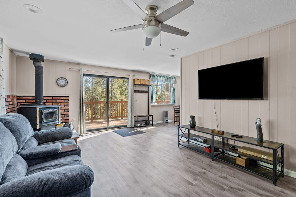 Cozy mountain cabin w/deck, Washer Dryer, gas grill, dog-friendly