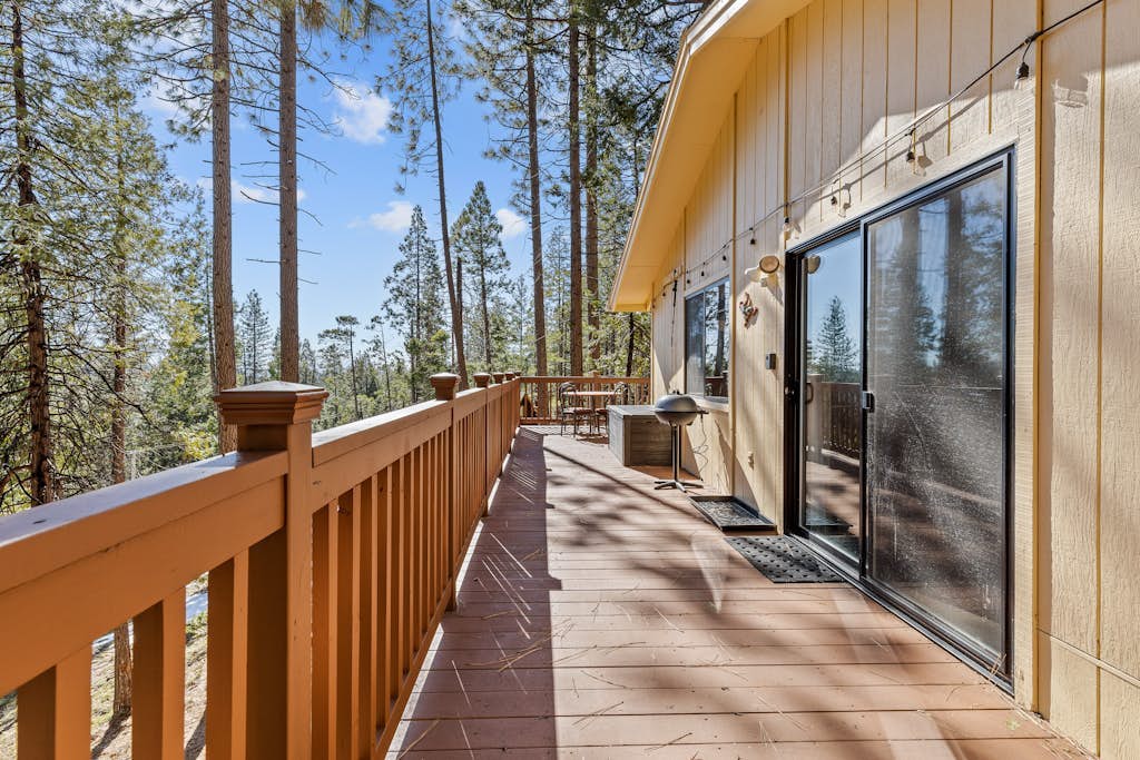 Cozy mountain cabin w/deck, Washer Dryer, gas grill, dog-friendly