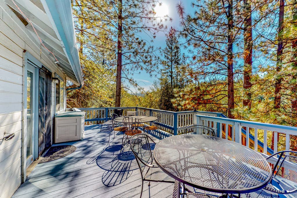 Comfortable woodland home with pool, tennis & washer/dryer - golf on-site