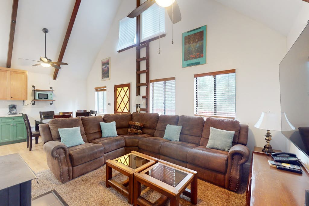 Rustic Cabin in the Forest with WiFi - Perfect for Year-Round Getaways - Dogs OK