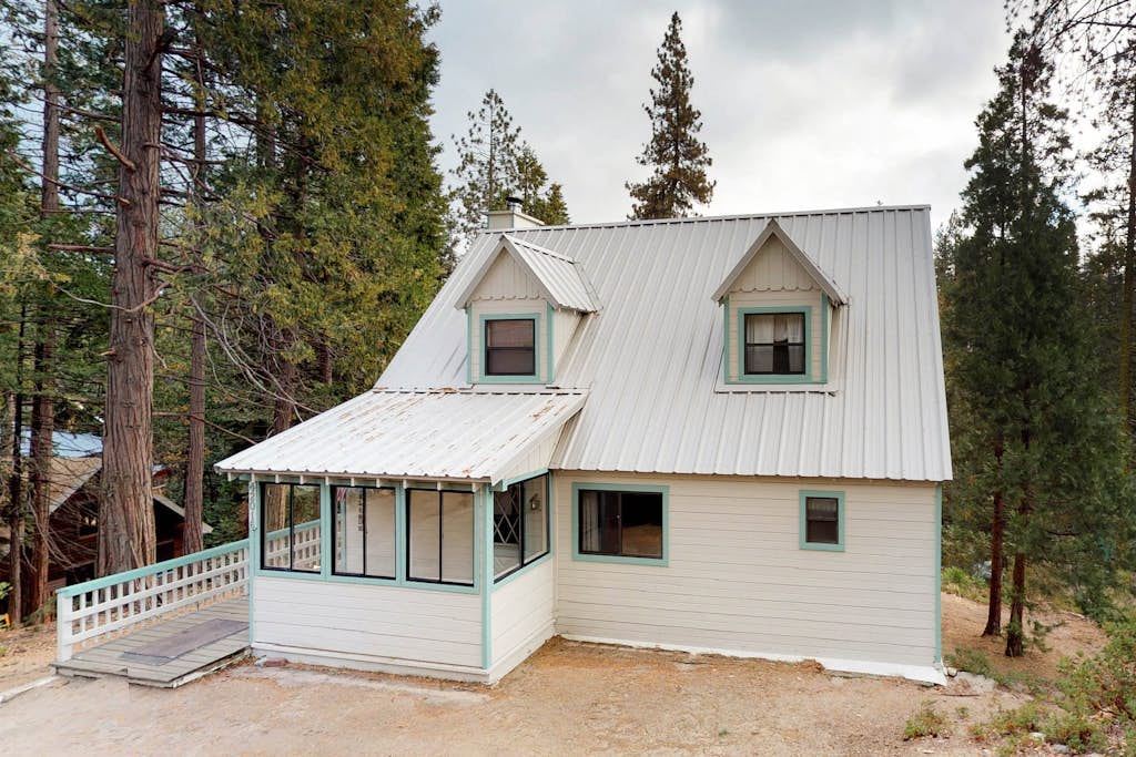 Cozy Dog-Friendly Cabin with WiFi Near Shaver Lake, Village, & More