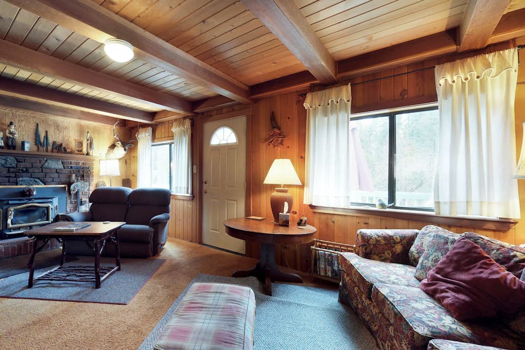 Cozy Dog-Friendly Cabin with WiFi Near Shaver Lake, Village, & More