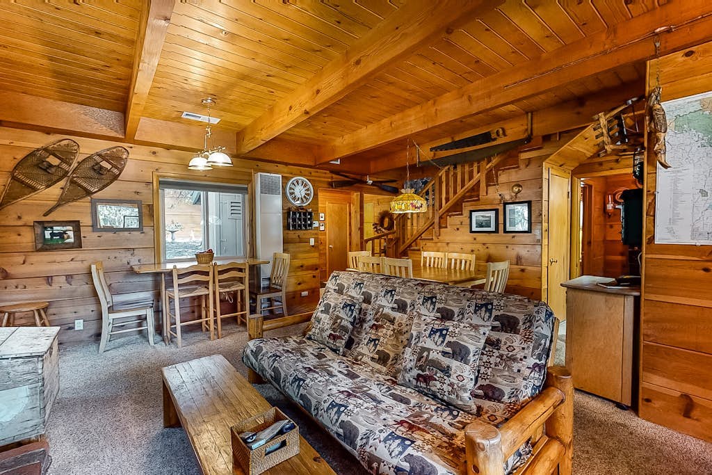Dog-Friendly 3BR Cabin w/ Large Deck, BBQ, WiFi, Private W/D - Near Lake