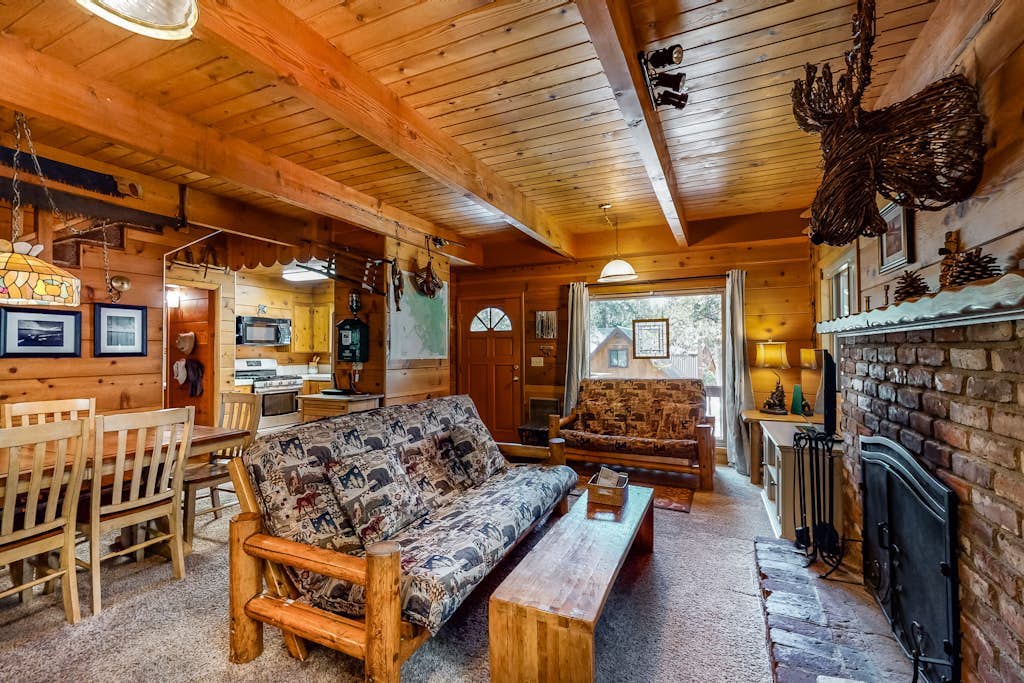 Dog-Friendly 3BR Cabin w/ Large Deck, BBQ, WiFi, Private W/D - Near Lake