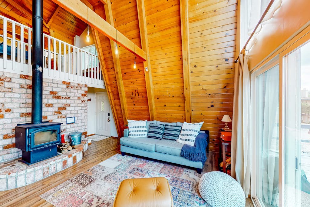 Cozy Cabin | Farmhouse-style cabin in Groveland with gambrel knotty pine ceiling