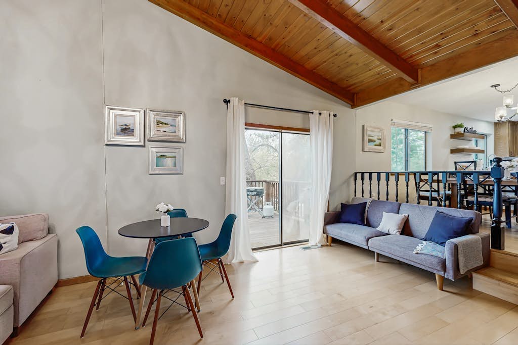 Cozy Groveland home with spacious deck, shared pool access, and Wifi