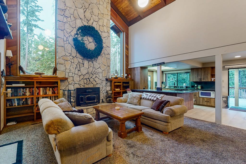 Large Mountain Home w/Guest House, Game Room, Fireplace, Wifi, & Private W/D