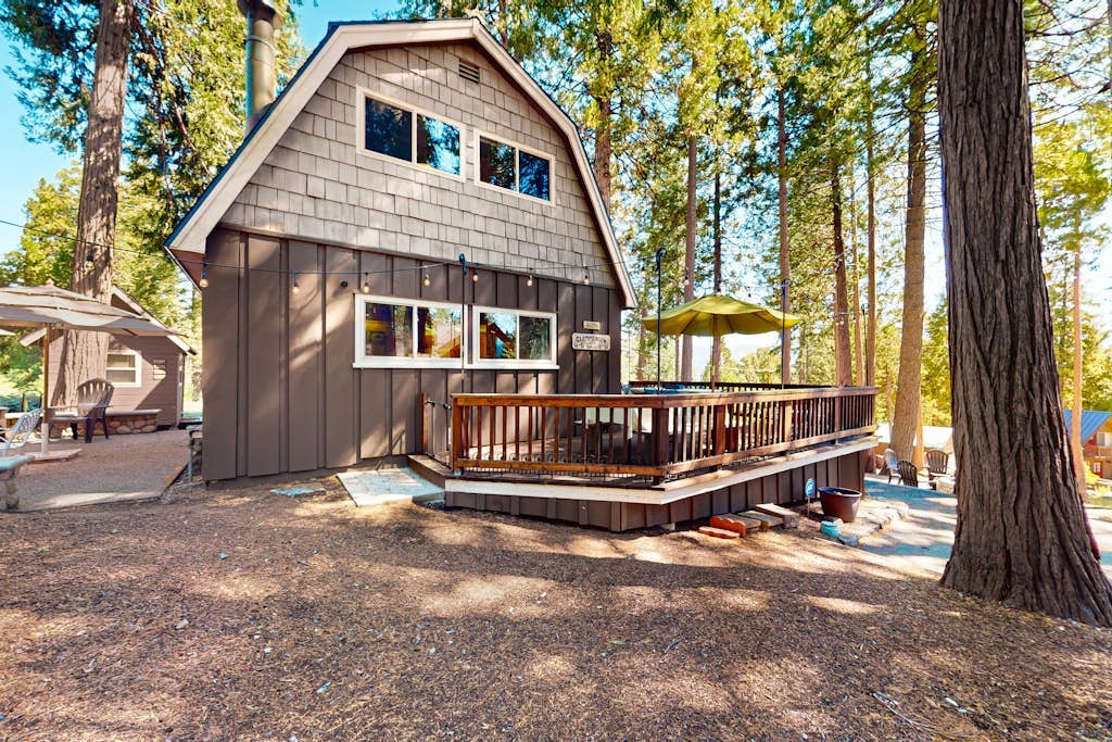 Fernwood | Vintage cabin in Shaver Lake with peek-a-boo mtn & lake views