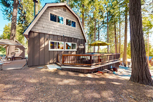 Fernwood | Vintage cabin in Shaver Lake with peek-a-boo mtn & lake views