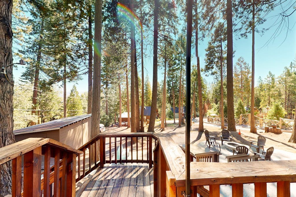 Fernwood | Vintage cabin in Shaver Lake with peek-a-boo mtn & lake views