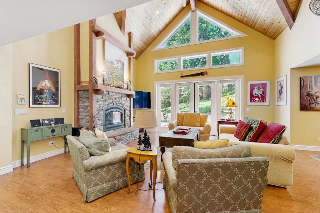 Mountain cabin with fireplace, rec center access & game room - near downtown