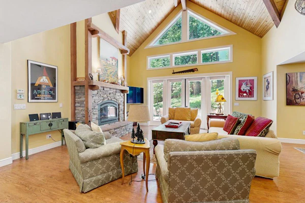 Mountain cabin with fireplace, rec center access & game room - near downtown