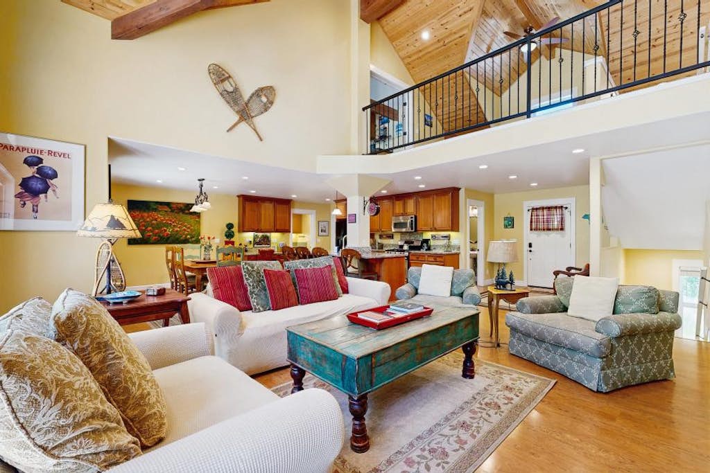 Mountain cabin with fireplace, rec center access & game room - near downtown