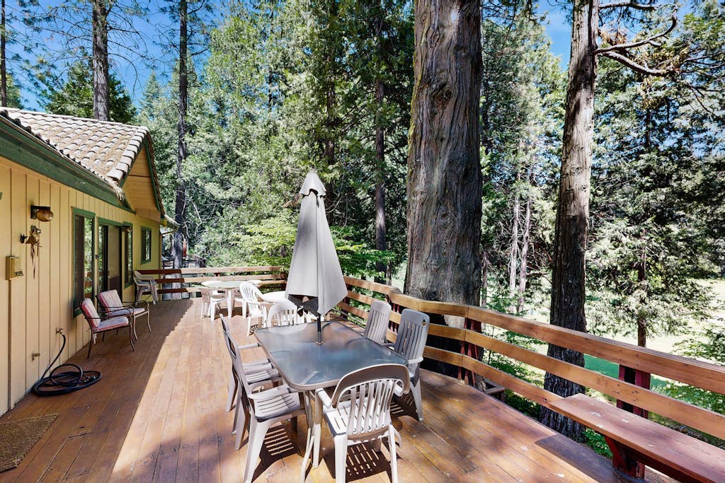 Spacious dog-friendly home with scenic deck & W/D - near golf