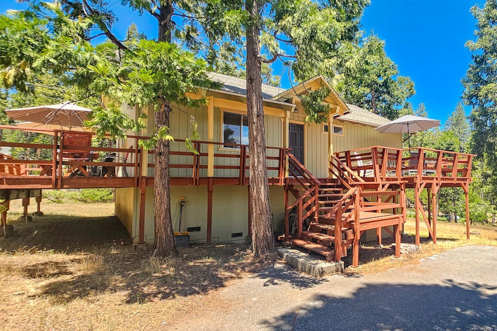 Blue Lake Springs Gem - Corner  Lot w/ 2 Large Decks, A/C, Shared Pool & Tennis