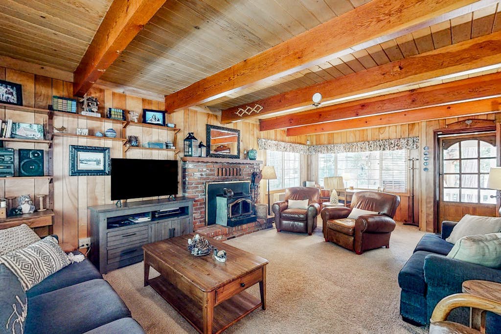 Cozy Home w/ Spacious Decks - Long Driveway for Boat Parking - One Mile to Town