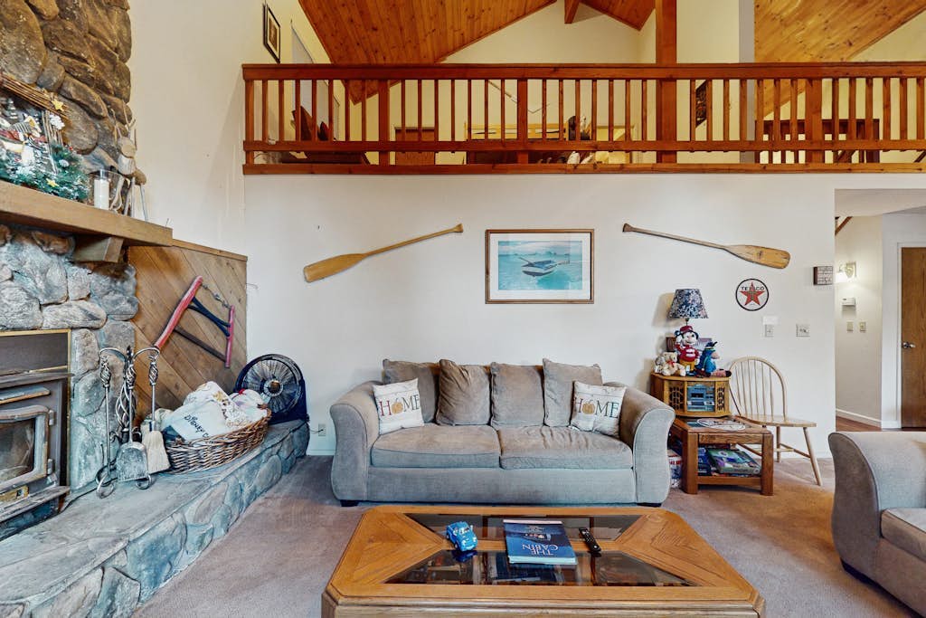 Cozy family-friendly home with air hockey, grill, deck, & nearby activities
