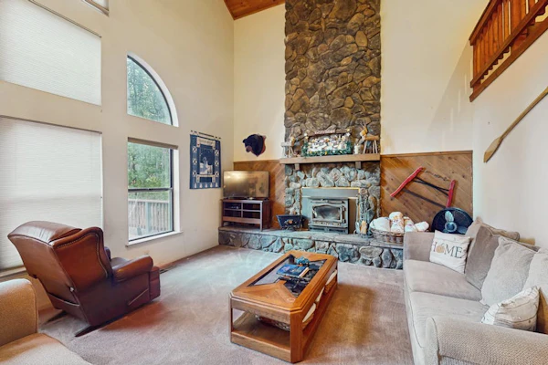 Cozy family-friendly home with air hockey, grill, deck, & nearby activities