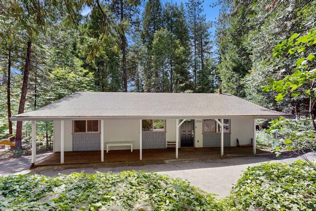 Charming family-friendly home in the woods with a washer & dryer - hiking nearby