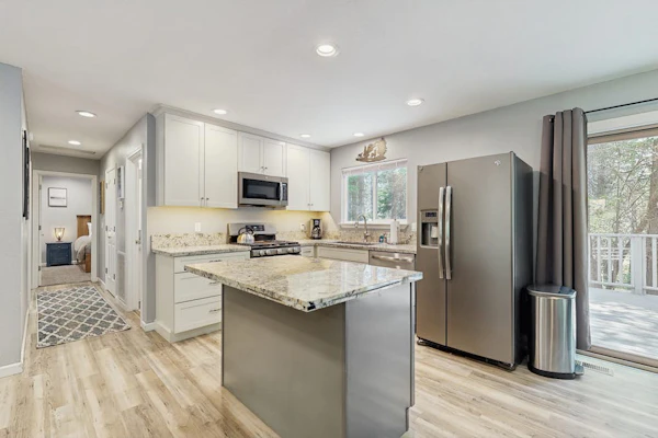 Charming family-friendly home in the woods with a washer & dryer - hiking nearby
