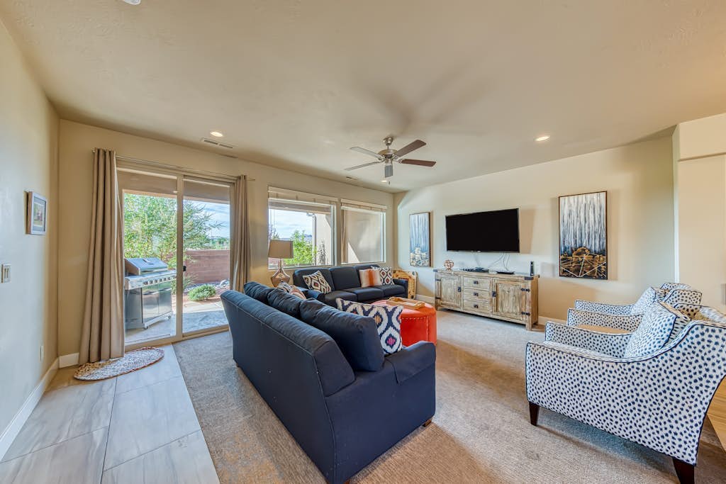 Mountain view townhouse with pool, hot tub, fitness room, & private splash pad