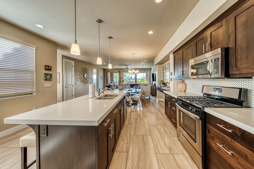 Mountain view townhouse with pool, hot tub, fitness room, & private splash pad