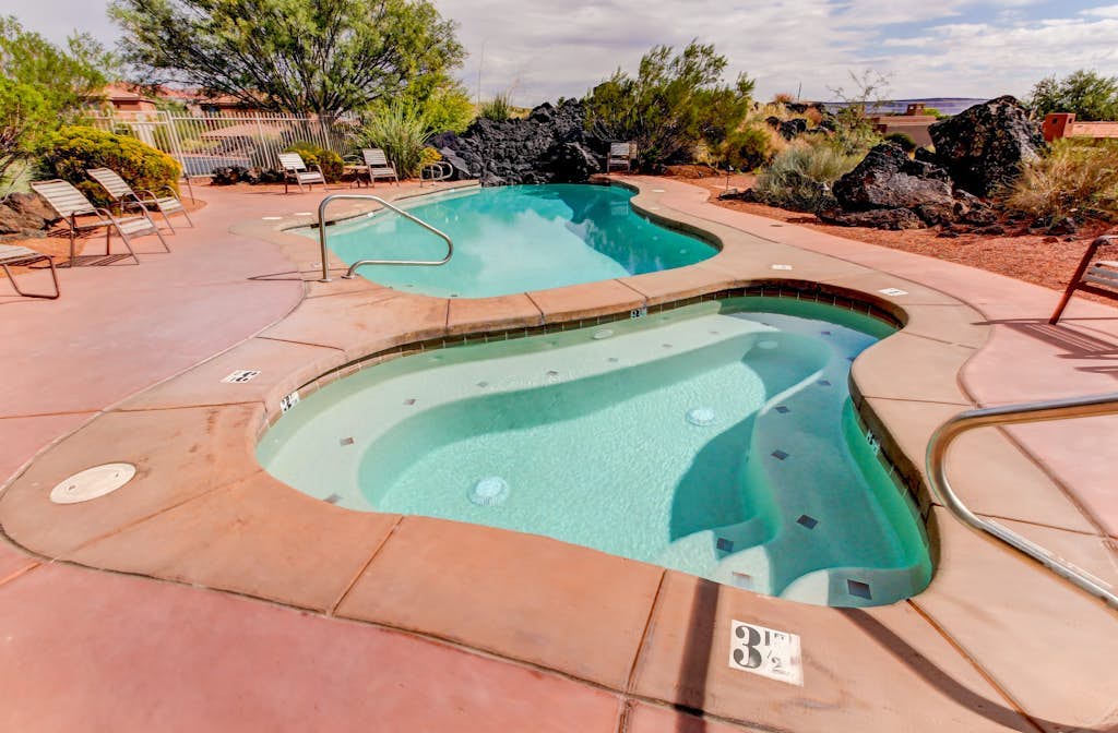 Bright & Lovely Home with Patio, Balcony, Mountain Views & Shared Hot Tub/Pool